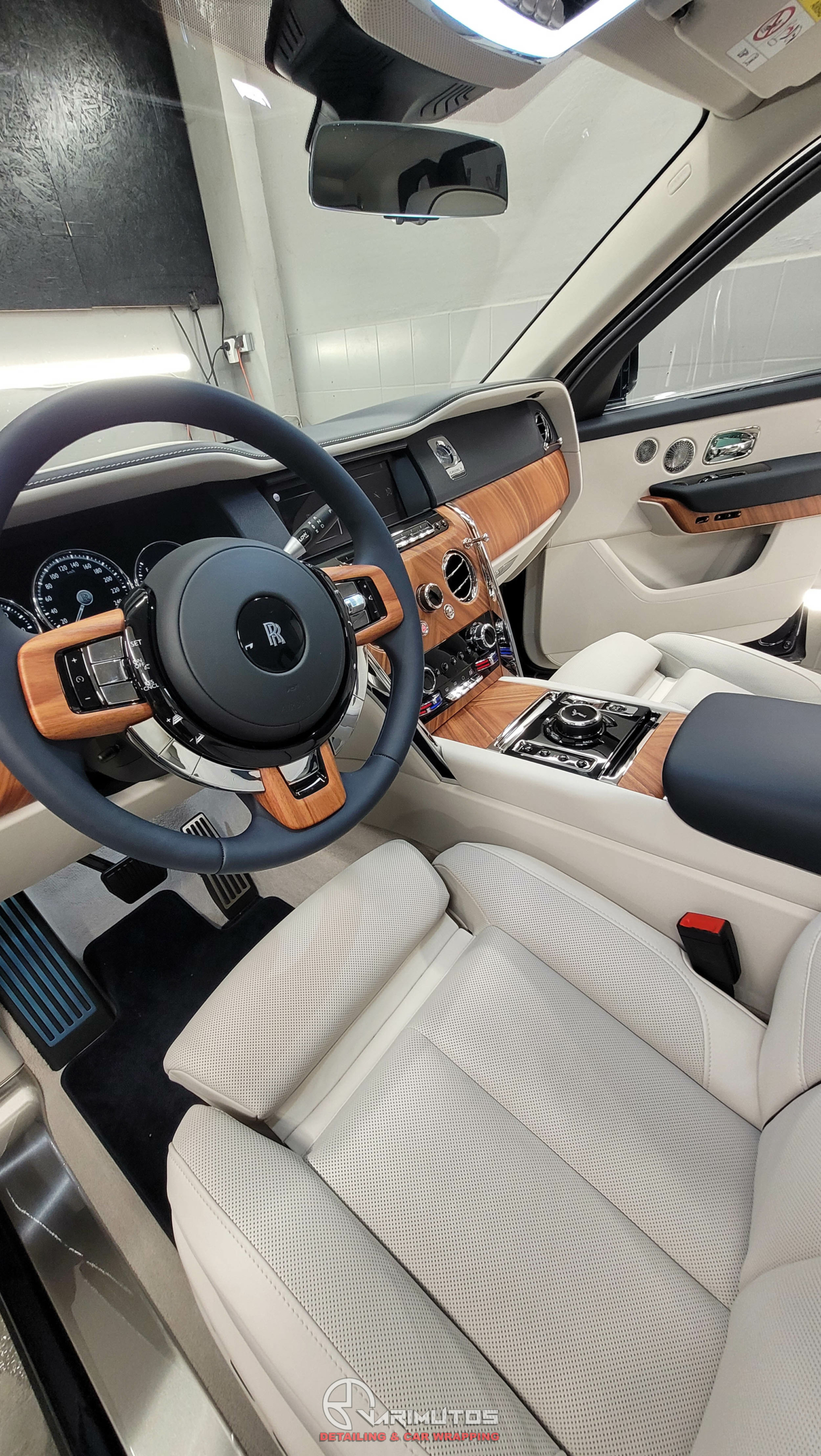 Rolls-Royce Cullinan zabezpieczony folią PPF – widok po aplikacji ochronnej warstwy lakieru