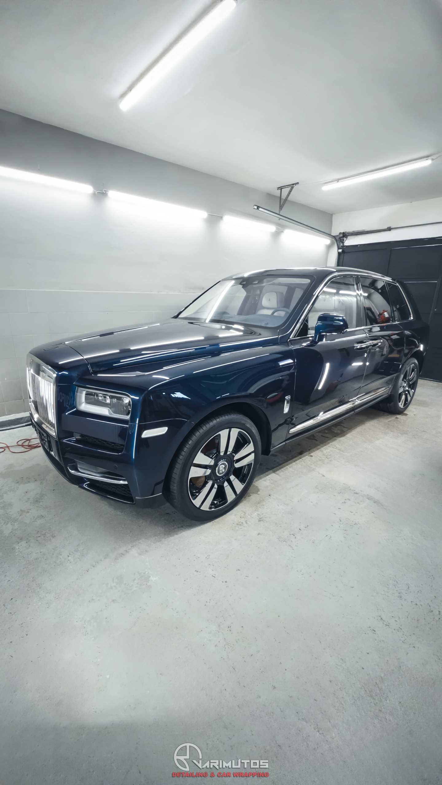 Rolls-Royce Cullinan zabezpieczony folią PPF – widok po aplikacji ochronnej warstwy lakieru