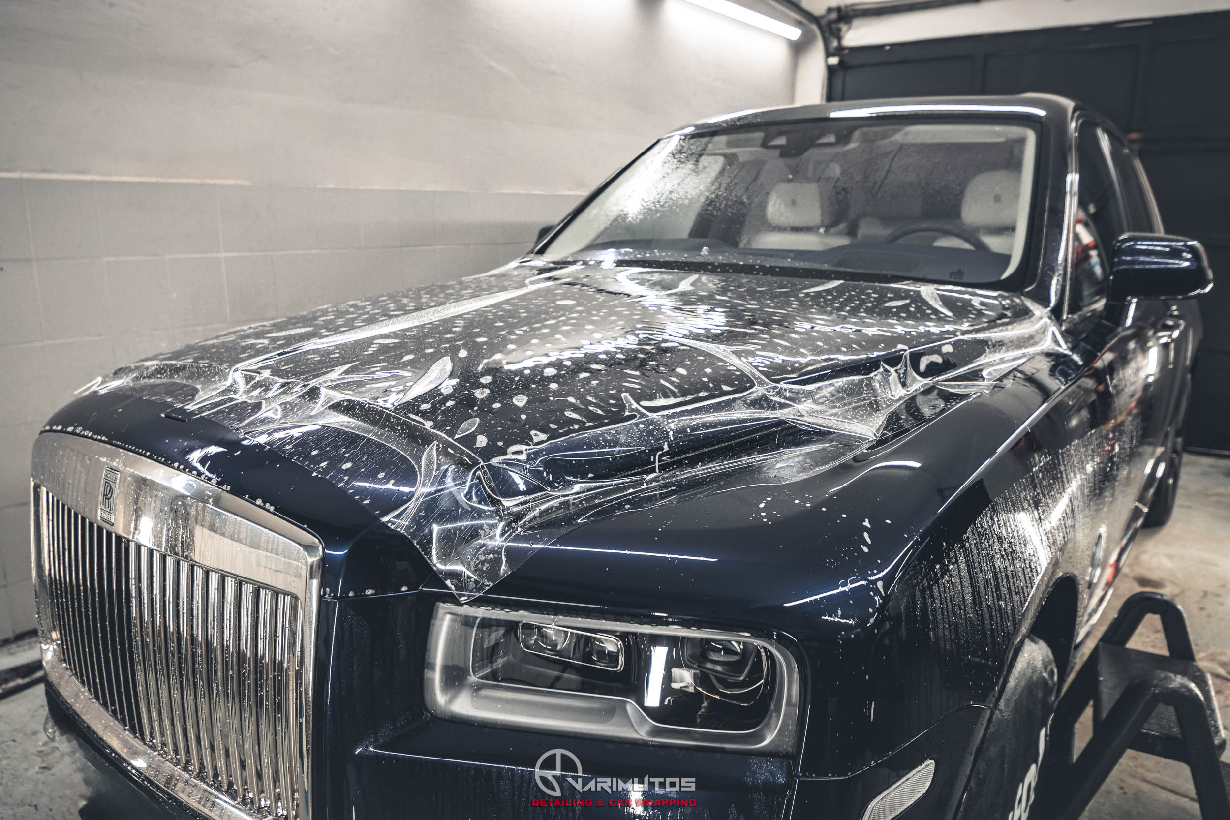 Rolls-Royce Cullinan zabezpieczony folią PPF – widok po aplikacji ochronnej warstwy lakieru