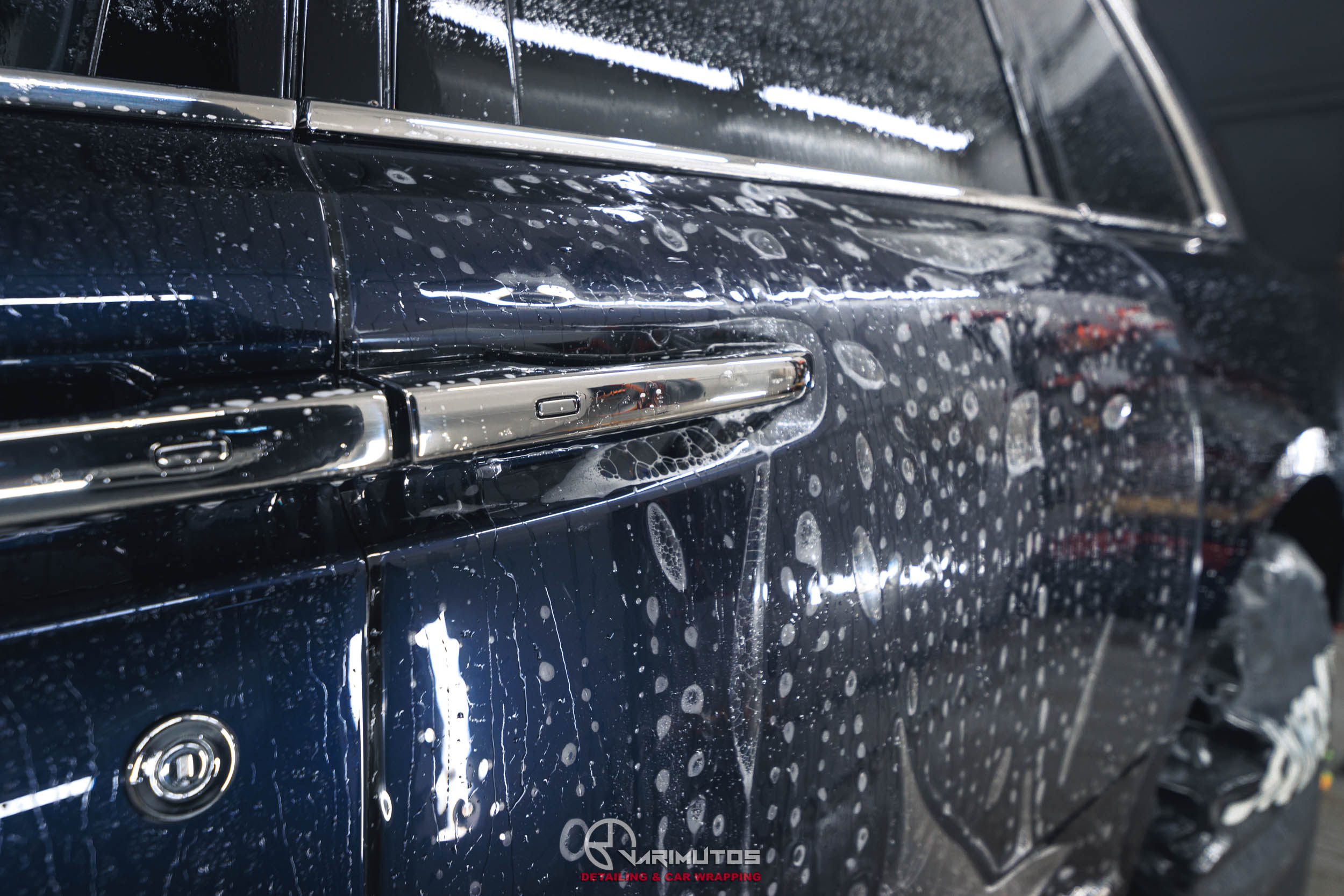 Rolls-Royce Cullinan zabezpieczony folią PPF – widok po aplikacji ochronnej warstwy lakieru