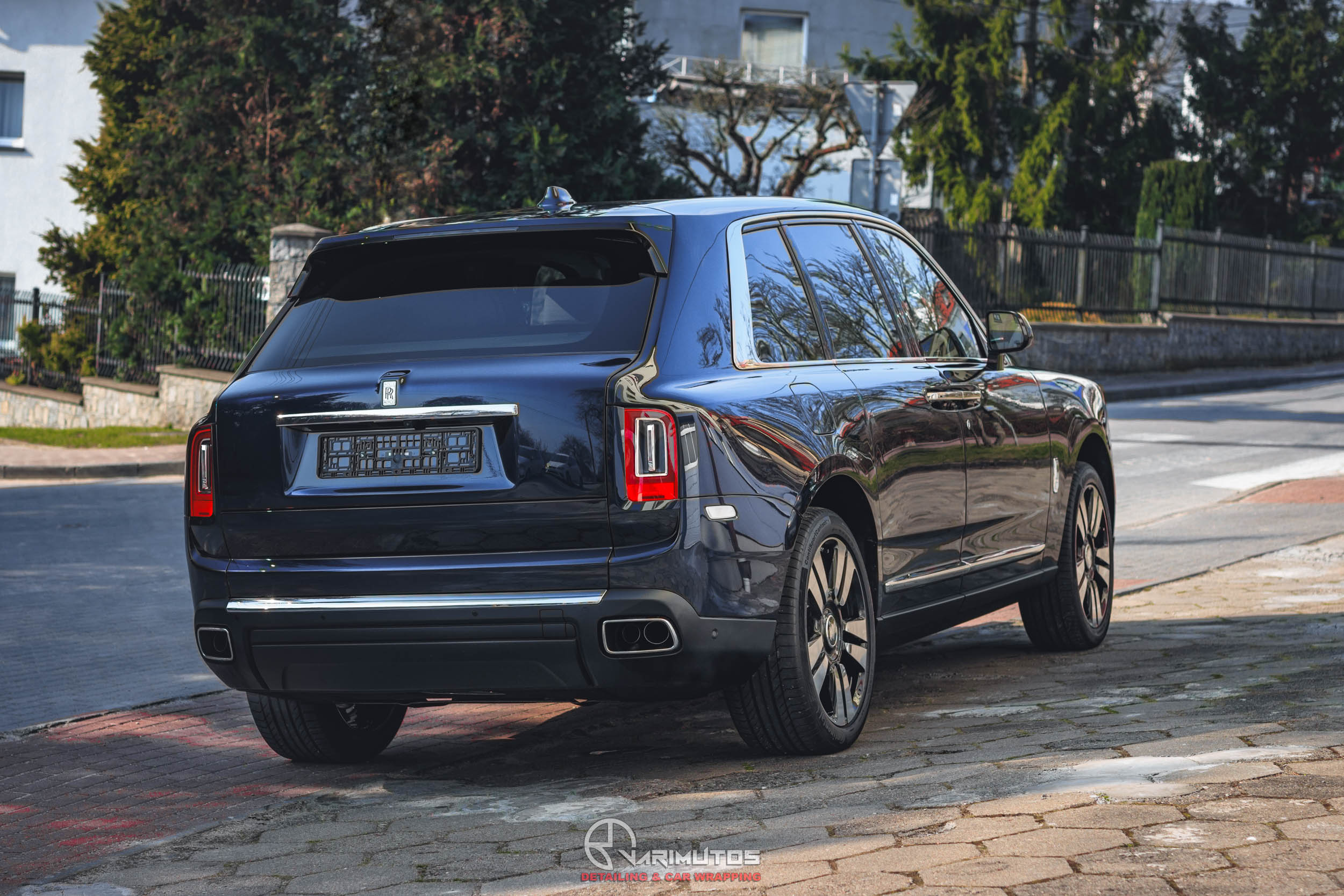 Rolls-Royce Cullinan zabezpieczony folią PPF – widok po aplikacji ochronnej warstwy lakieru