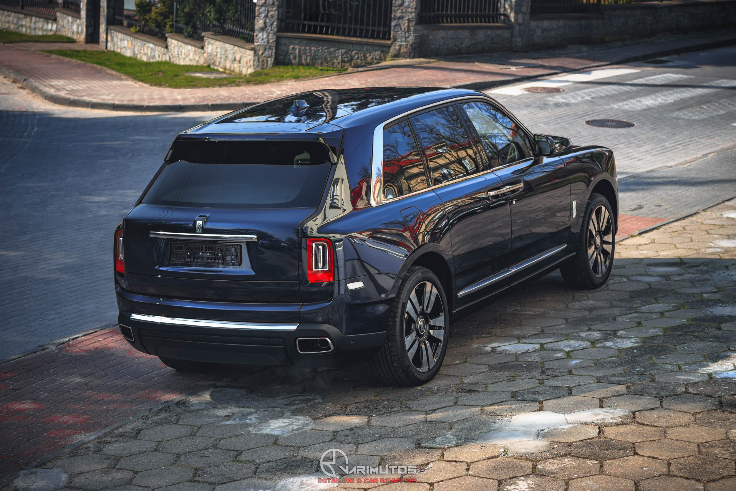 Rolls-Royce Cullinan zabezpieczony folią PPF – widok po aplikacji ochronnej warstwy lakieru