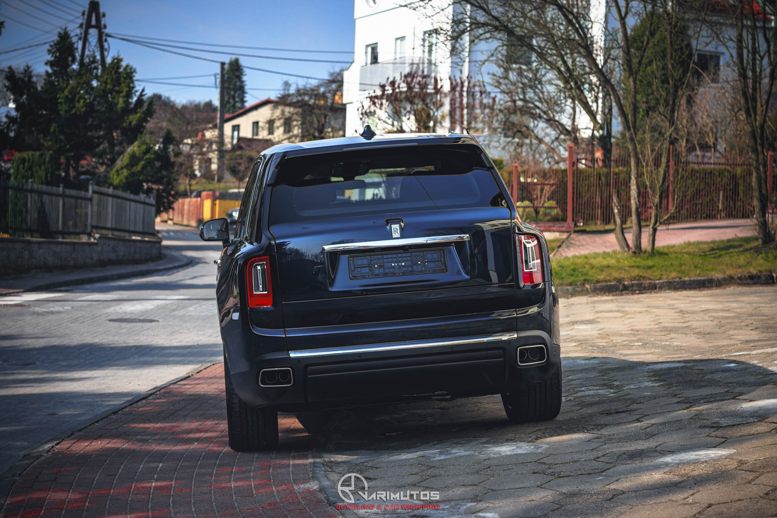 Rolls-Royce Cullinan zabezpieczony folią PPF – widok po aplikacji ochronnej warstwy lakieru