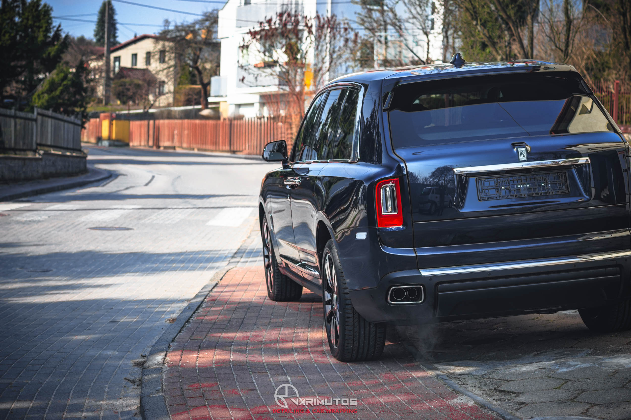 Rolls-Royce Cullinan zabezpieczony folią PPF – widok po aplikacji ochronnej warstwy lakieru