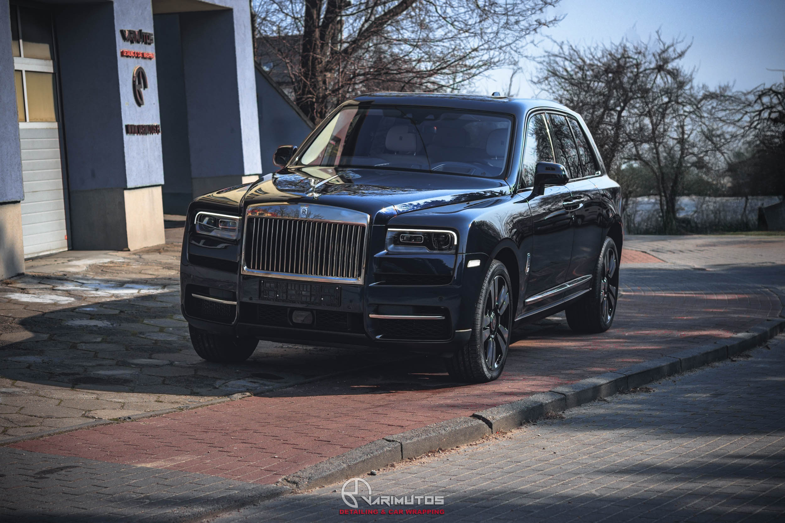 Rolls-Royce Cullinan zabezpieczony folią PPF – widok po aplikacji ochronnej warstwy lakieru