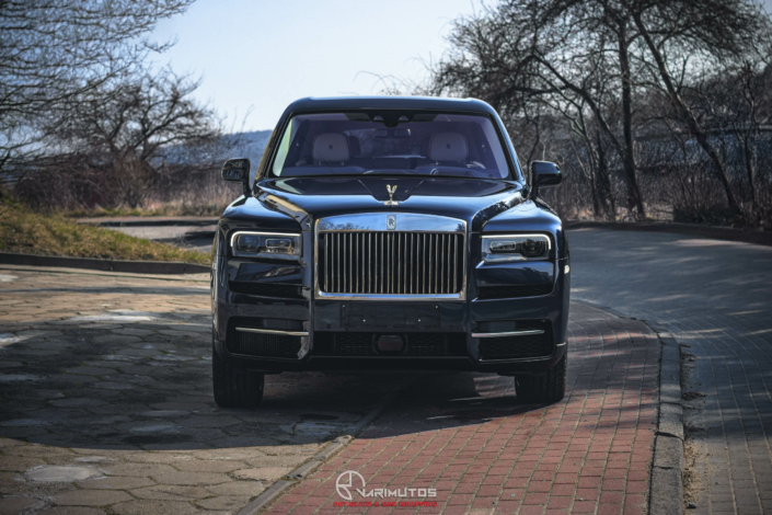 Rolls-Royce Cullinan zabezpieczony folią PPF – widok po aplikacji ochronnej warstwy lakieru