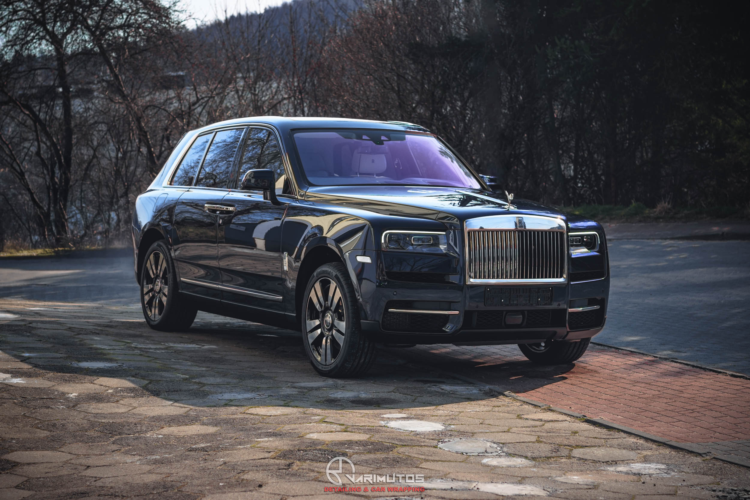 Rolls-Royce Cullinan zabezpieczony folią PPF – widok po aplikacji ochronnej warstwy lakieru